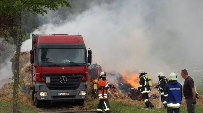 Auf der Fahrt von Münsingen-Auingen nach Neufra geriet die Ladung eines Strohtransporters aus noch ungeklärter Ursache bei Mariaberg in Brand. Die Feuerwehren aus Trochtelfingen und Gammertingen sowie das DRK waren mit 71 Kräften im Einsatz. FOTO: HÄUSSLER
