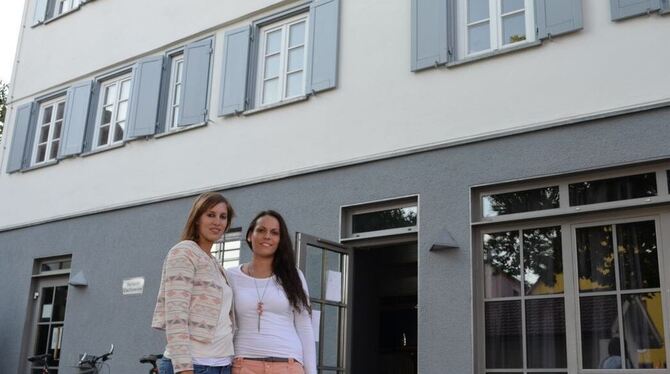 Vorpraktikantin Sandra Wahl (links) und Sozialpädagogin Sandra Bühler vorm frisch renovierten Undinger Jugendhaus. FOTO: HOMOLKA