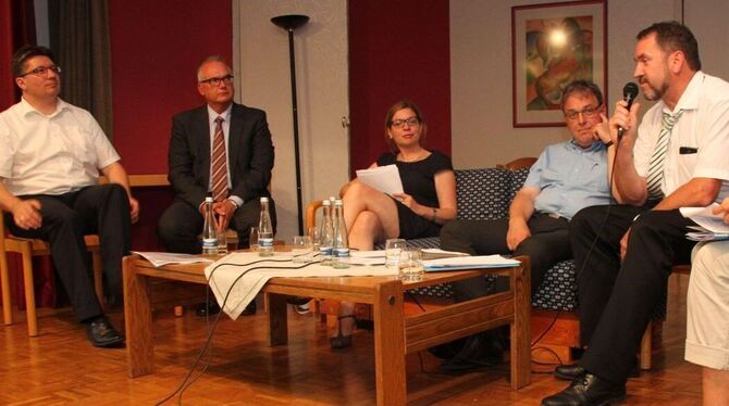 Diskutierten auf dem Podium über Wege aus der Wohnungsnot (von links): Siegmund Ganser (Bürgermeister Hülben), Ralf Güthert (GWG