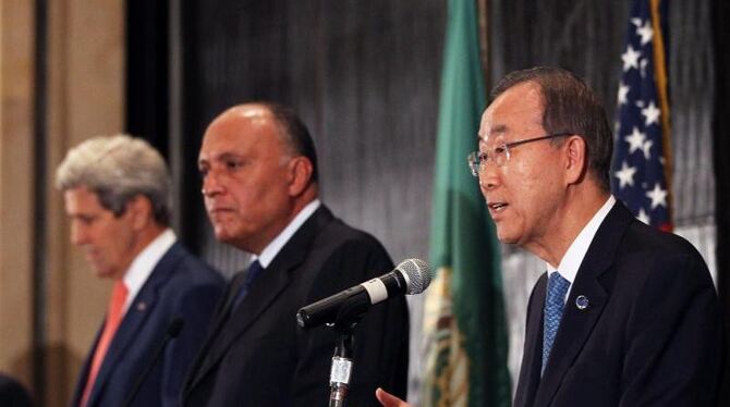 UN-Generalsekratär Ban Ki Moon (r) und die Außenminister von Ägypten und den USA, Sameh Shoukry und John Kerry (l), sprechen