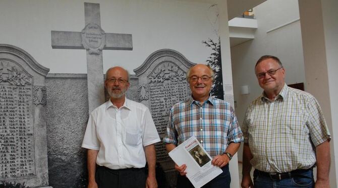 Die Organisatoren Walter Ott, Volker Steinmaier und Botho Walldorf (von links) vor dem Foto einer früheren Gedenktafel. FOTOS: P