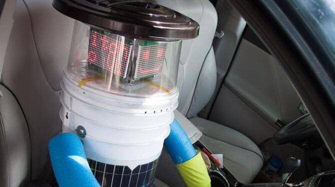 Auf in die Zukunft - »HitchBot« auf dem Beifahrersitz. Foto: Ryerson University