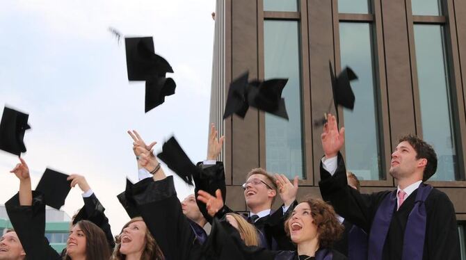 ESB-Absolventen freuen sich über ihren Abschluss. FOTO: PR