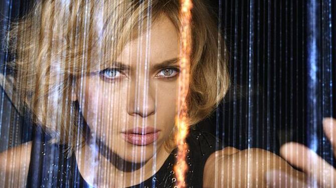 Scarlett Johansson als Lucy in einer Szene von Luc Bessons Film. Foto: Universal