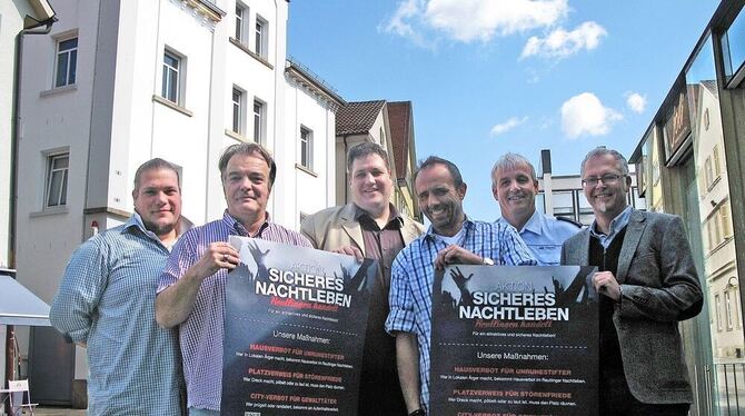 Seit gestern hängen die Plakate »Sicheres Nachtleben«. Mit im Boot (von links) Florian Schumann, Jörg Ottmar (beide RGI), Sebast