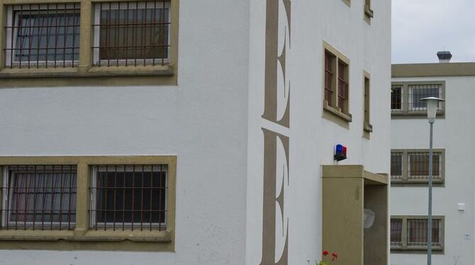 Blick auf mehrere Gefängnisgebäude der Justizvollzugsanstalt Adelsheim.