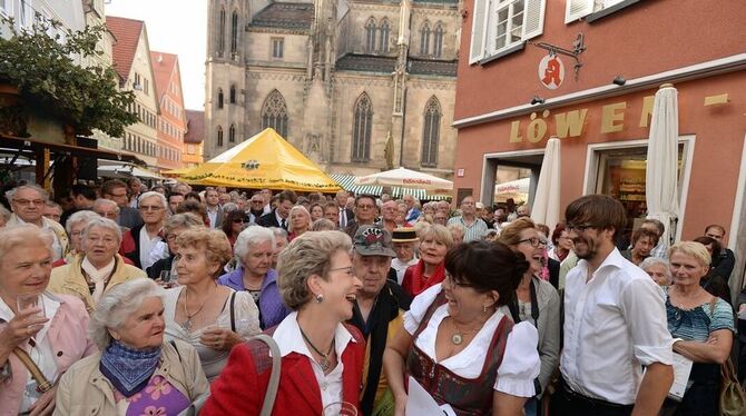 Kein Dirndl-Duo diesmal: Oberbürgermeisterin Barbara Bosch (links, mit Weindorf-Organisatorin Regine Vohrer) eröffnete sportlich