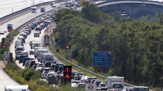 Stau auf einer Autobahn in Schleswig-Holstein: Laut einer aktuellen Untersuchung ist fast jedes vierte Auto in Deutschland mi