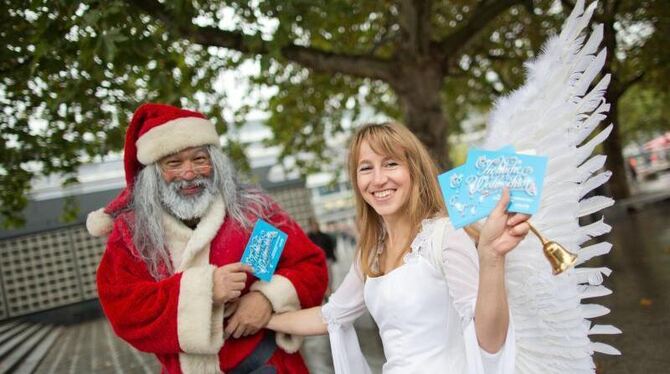 Ein Weihnachtsmann und ein Engel sammeln am Weltkindertag, um darauf aufmerksam zu machen, dass viele Kinder jeden Tag Unters
