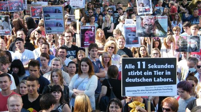 Über 1 000 Teilnehmer eines Protestzugs wendeten sich in Tübingen gegen Tierversuche, mahnten Alternativen an.  FOTO: MAIER