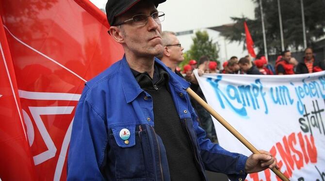 Daimler-Beschäftigte des Sprinter-Werkes in Düsseldorf protestieren gegen mögliche Stellenstreichungen.