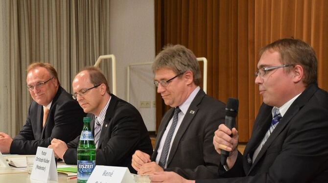Großes Interesse an den Kandidaten auf dem Podium: (von links) Dr. Horst Raichle, Michael Schrenk, Moderator Pastor Christoph Kl