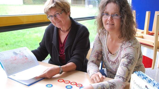 Margret Fuhs-Rösch (links) und Ingrid Hoch unterstützen Grundschulkinder auf den Härten beim Lernen. GEA-FOTO: STÖHR