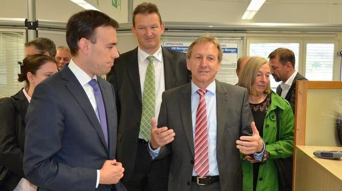Wirtschaftsminister Nils Schmid (SPD) und Bürgermeister Alexander Schweizer ließen sich von JDSU-Geschäftsführer Rolf Trieflinge