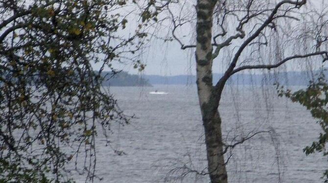 Das Foto, herausgegeben vom schwednischen Militär, soll ein mögliches U-Boot in den Schären vor Stockholm zeigen. Foto: Schwe