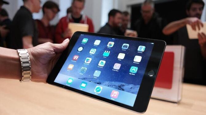 Besucher des Applestore in Berlin betrachten das neue iPad Air 2. Foto: Jörg Carstensen