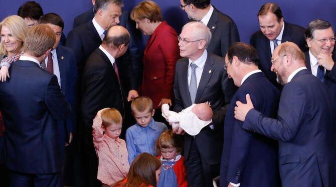 Van Rompuy zeigt seine Enkelkinder: Die Staats- und Regierungschefs der EU finden einen Kompromiss zum Klimaschutz. Foto: Jul