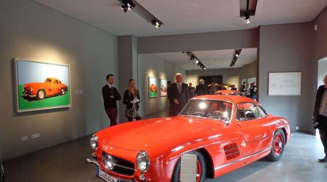 Vorne der originale Mercedes SL 300 mit Flügeltüren, an der Wand die Pop-Art-Umsetzung Andy Warhols. FOTO: KUNZE