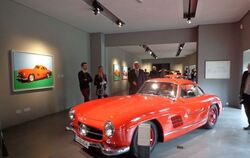 Vorne der originale Mercedes SL 300 mit Flügeltüren, an der Wand die Pop-Art-Umsetzung Andy Warhols. FOTO: KUNZE