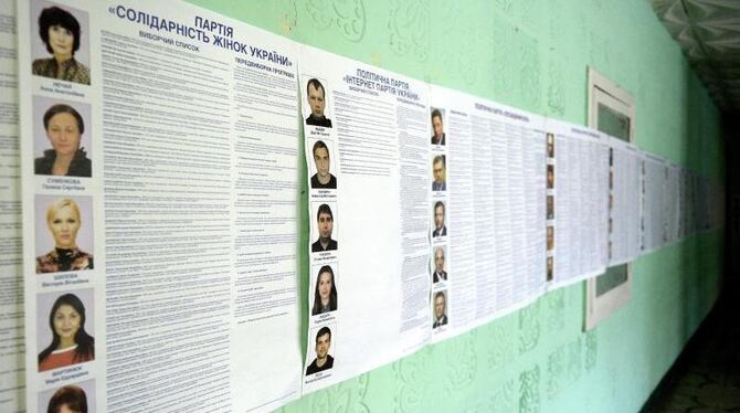 Kandidatenliste in einem Wahllokal. Foto: Darek Delmanowicz