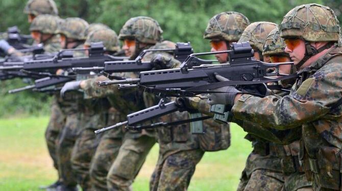 In Thüringen trainieren Bundeswehr-Soldaten mit dem Infanteriegewehr G36: Um genug qualifizierte Freiwillige zu rekrutieren,