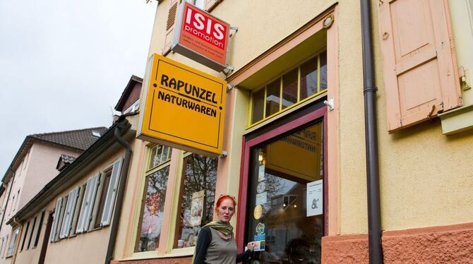 Sabine Deutscher, Inhaberin eines Bioladen und dem Kostümverleih »ISIS promotion« steht in Ludwigsburg vor ihrem Laden.