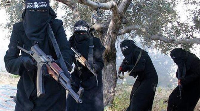 Dschihadistinnen auf dem Screenshot eines IS-Propagandavideos. Foto: Syriadeeply.org