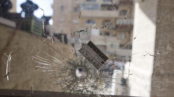 Ein Einschussloch in einer Scheibe der angegriffenen Synagoge in Jerusalem. Foto: Jim Hollander