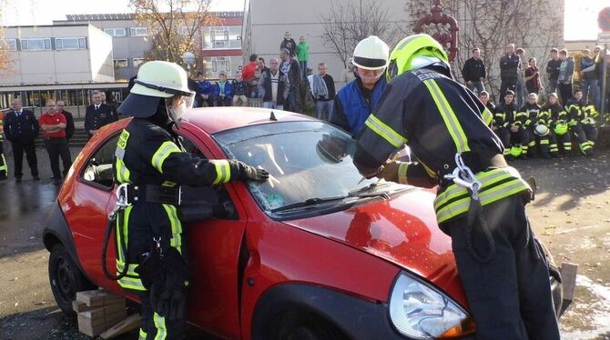 Binnen weniger Minuten bahnten sich die jungen Feuerwehrleute den Weg ins Innere des »Unfallautos«.  FOTO: BÖRNER