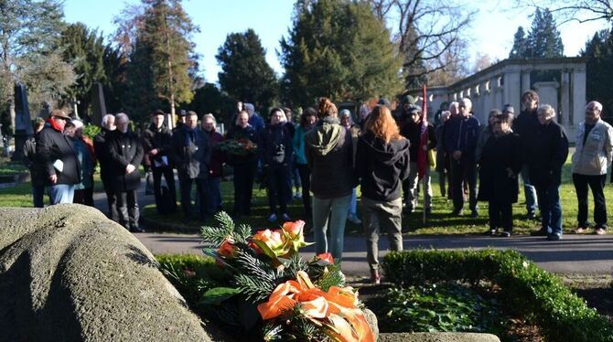 Rund 50 Vertreter unterschiedlicher Organisationen gedachten gestern am Ehrenmal auf dem Friedhof Unter den Linden den Opfern de