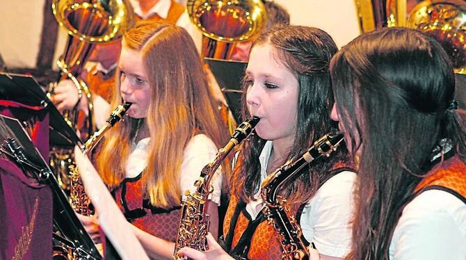 Mit weichem Klang. Die Saxofonistinnen der Jugendkapelle.  Foto: Leuschke