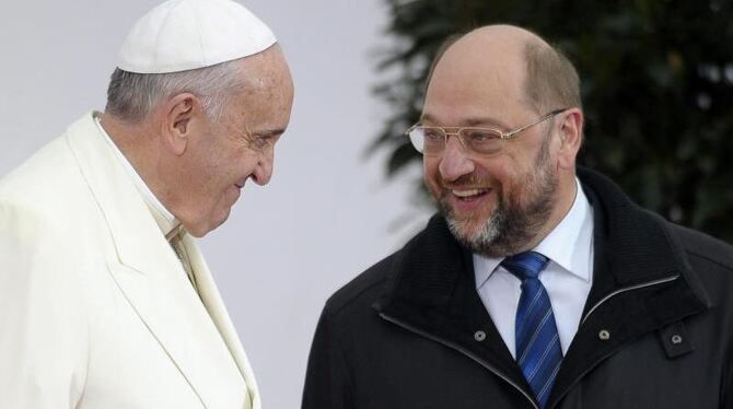 Parlamentspräsident Martin Schulz (r) begrüßt den Papst in Straßburg. Foto: Nicolas Bouvy
