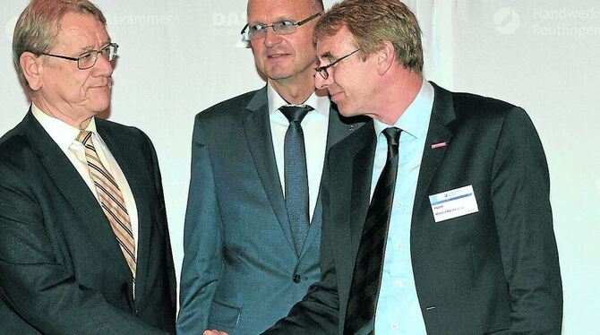Der bisherige Präsident der Handwerkskammer Reutlingen, Joachim Möhrle (links), gratuliert seinem Nachfolger Harald Herrmann; zw