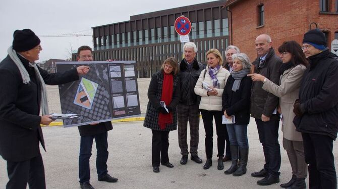 Hans Kienle (links) vom Planungsbüro erläutert den Gemeinderäten die Gestaltung des Kulturplatzes an Ort und Stelle.  FOTO: REY