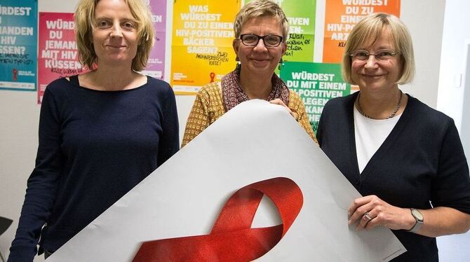 Prävention in Sachen HIV und anderer sexuell übertragbarer Krankheiten steht für (von links) Brigitte Ströbele und Gitta Rosenkr