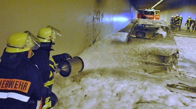 Ernstfall im Dußlinger B 27-Tunnel kurz nach der Eröffnung: Die Feuerwehr musste ein brennendes Auto löschen.  ARCHIVFOTO: MEYER