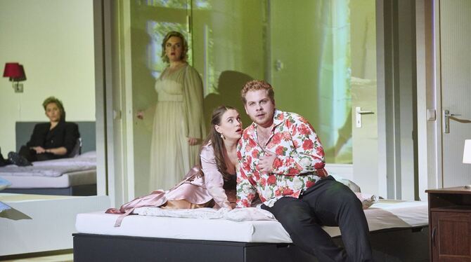 Vorn im Bett: Susanna (Esther Dierkes) und Figaro (Michael Nagl). Gräfin Almaviva (Sarah-Jane Brandon) hält sich in dieser Szene