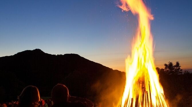 Mit einem großen Feuer wird hier in Talheim die Sommersonnwende gefeiert. Mehrere kleinere Feuer lässt der Verein Schirowa zur W