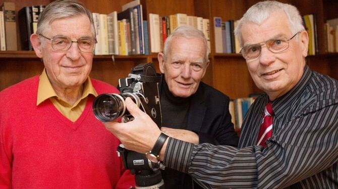 Eine Kamera allein macht noch keinen sehenswerten Film, wissen die Amateurfilmer (von links) Professor Dr. Fritz Dannenmann, Axe