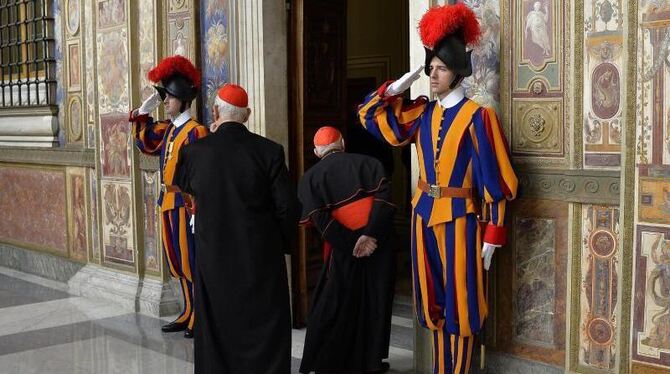 Kardinäle verlassen eine Kurienversammlung im Vatikan. Foto: Andreas Solaro