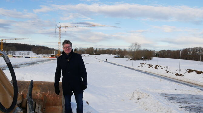 Hülbens Bürgermeister Siegmund Ganser im Baugebiet »Dürrlau Nord II«. Rechts im Hintergrund die Bauplätze, die die Gemeinde jetz