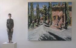 Silvia Siemes’ »Stehende« (Terrakotta, 2019) und Christopher Lehmpfuhls »Villa im Morgenlicht« (Öl auf Leinwand, 2015) in der Ga