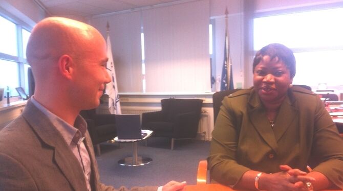Benjamin Dürr im Interview mit der Chefanklägerin am Internationalen Strafgerichtshof in Den Haag, Fatou Bensouda. FOTO: PR