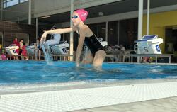 Die zwölfjährige Janne Singer ist die baden-württembergische Meisterin im Synchronschwimmen.  FOTO: WOLFGANG LOOTZE
