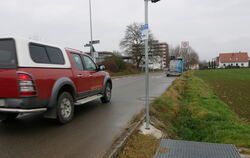  Hochwasserschutz Im Besterwasen in Oferdingen: Im Abflussgraben neben der Straße wurden ein Einlass-Sensor und eine Kamera inst