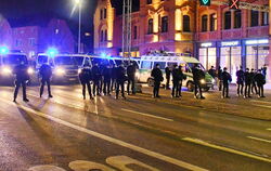 Polizisten sperren am 18.12.2021 die Reutlinger Lederstraße ab.