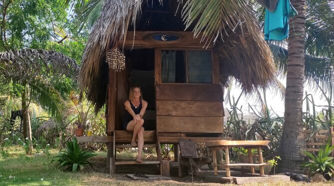 Claudia Hailfinger in einer Cabaña an der Pazifikküste in Guatemala.  FOTO: PRIVAT