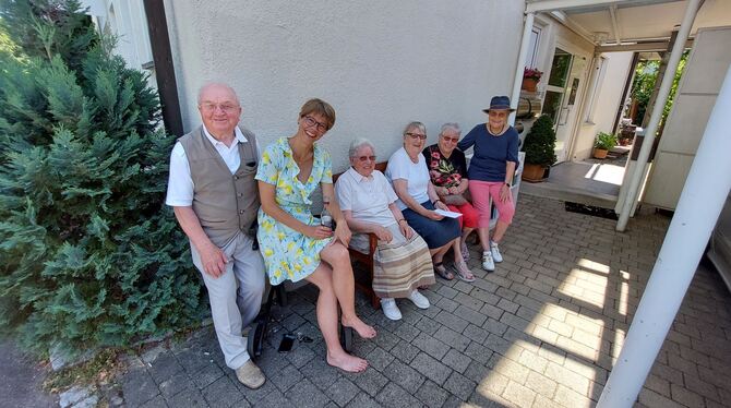 Mimi Böckmann (Zweite von links) mit einigen ihrer netten Nachbarn aus der Mörikestraße.  FOTO: GLITZ