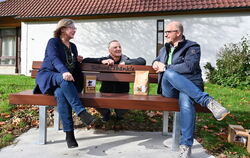 Funktioniert: Christel Pahl, Gerold Bross und Andreas Fetzer probieren den neuen Gönninger Kommunikationsverstärker aus. FOTO: P