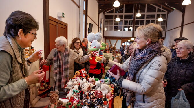Handgefertigte Stofftiere und vieles mehr begeisterten die zahlreichen Besucher des Weihnachtsmarktes im Gönninger Lokschuppen.